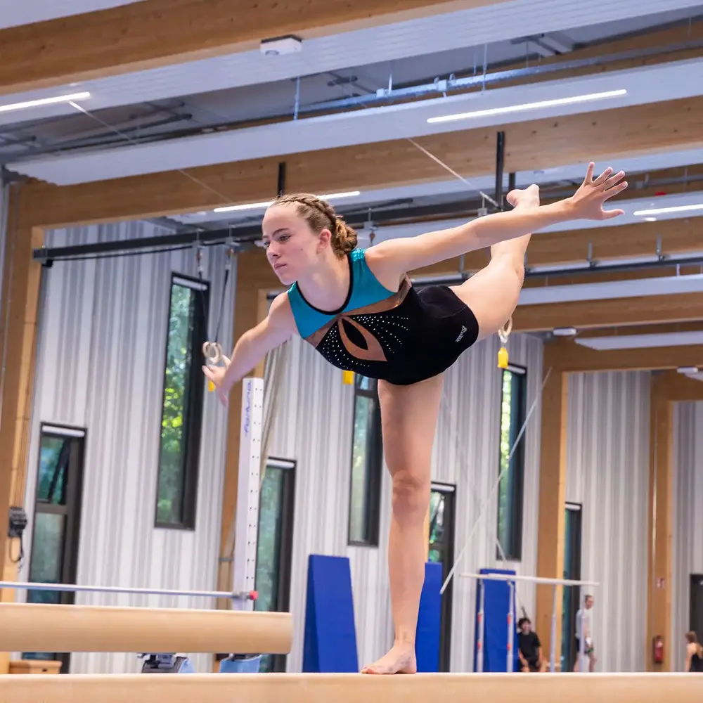 Eine Turnerin der Turngemeinde Landshut balanciert mit Eleganz auf dem Schwebebalken im Vereinstraining.