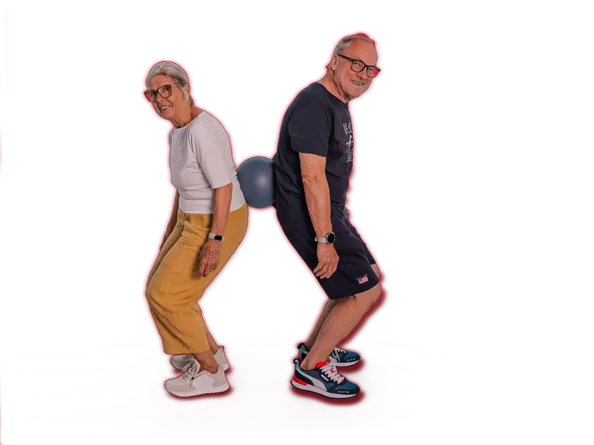 Ein älteres Paar hält einen Ball zwischen sich, während sie fröhlich bei einem Sportverein-Event der Turngemeinde trainieren.