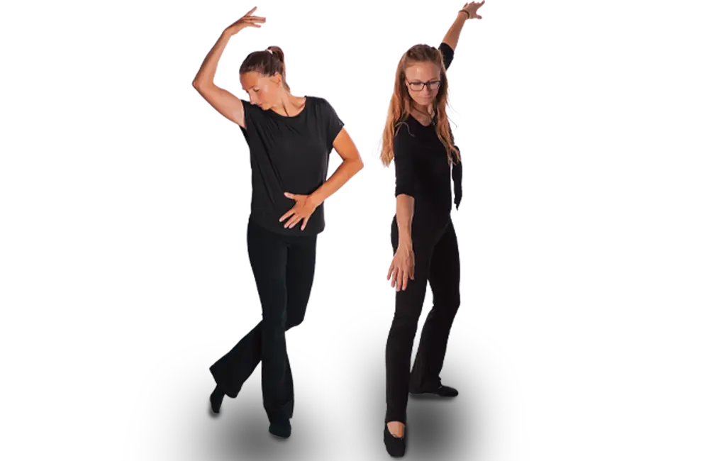 Zwei Frauen führen elegante Tanzbewegungen aus, inspiriert von der Standard-Tanzgruppe der Turngemeinde Landshut.