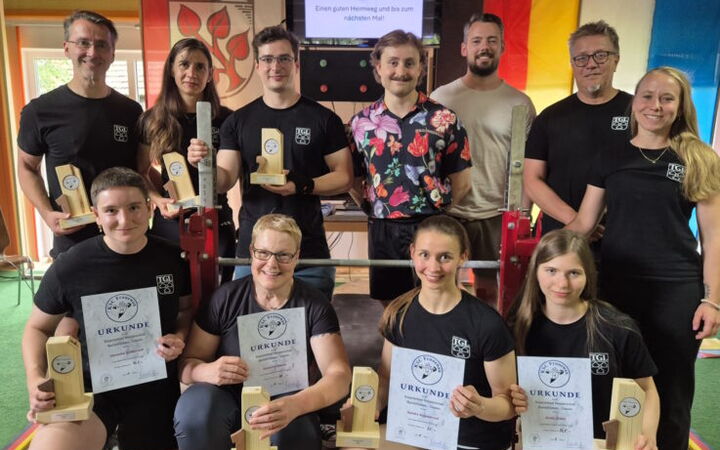 Das Team der Turngemeinde Landshut präsentiert stolz Trophäen und Urkunden bei der Bayerischen Meisterschaft im Bankdrücken.