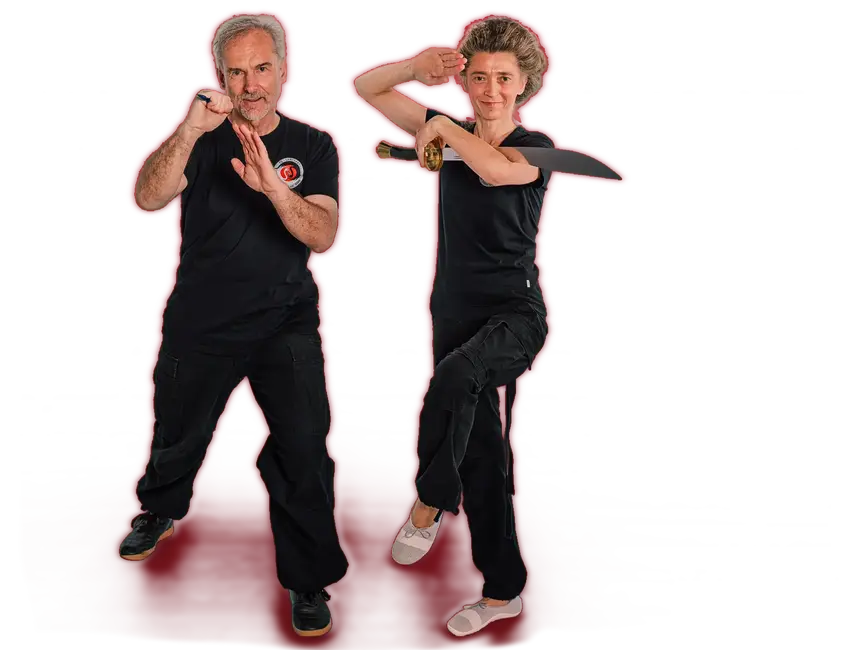 Zwei Personen führen Tai Chi-Übungen mit einem Schwert vor, ein Angebot des Sportvereins Turngemeinde Landshut.