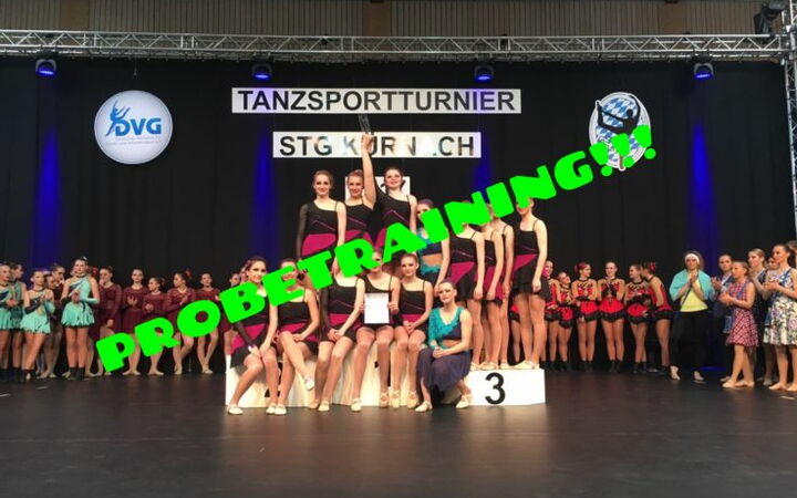 Tanzsportlerinnen der Turngemeinde präsentieren stolz ihre Leistungen bei einem Wettkampf in Landshut.