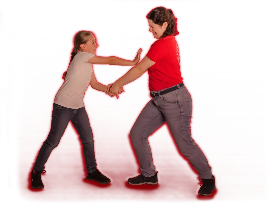 Zwei Personen demonstrieren Gewaltpräventionstechniken im Sportverein der Turngemeinde Landshut vor rotem Hintergrund.