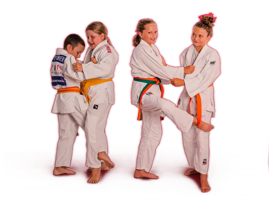 Vier Kinder in Judokleidung üben fröhlich Techniken, die Gemeinschaftsgeist im Sportverein Landshut stärken.