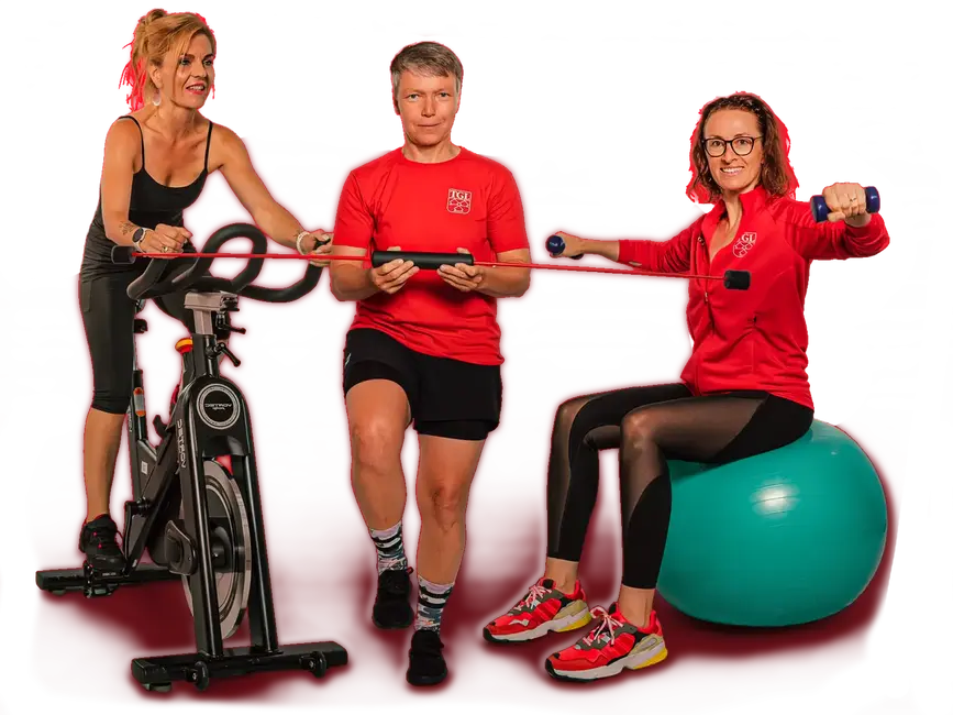 Drei Frauen trainieren gemeinsam in einem Sportverein, eine fährt Rad, eine tanzt Zumba und eine nutzt ein Fitnessband.