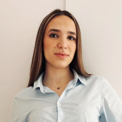 Eine Tänzerin in einem schwarzen TGL-Shirt lächelt stolz und repräsentiert den Sportverein in Landshut.