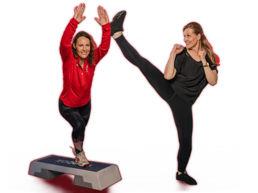 Zwei Frauen trainieren mit Fitnessbändern auf Gymnastikbällen, inspiriert vom Sportprogramm der Turngemeinde Landshut.