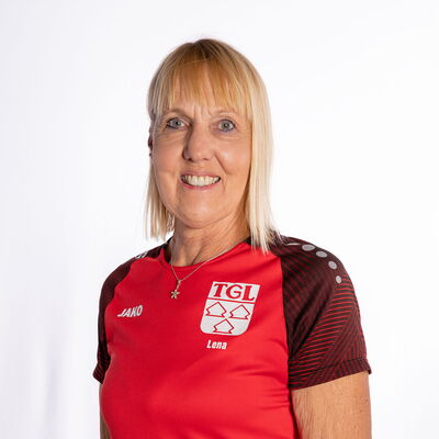 Eine Frau im roten TGL-Trikot lächelt freundlich in die Kamera, repräsentierend den Sportverein Turngemeinde Landshut.