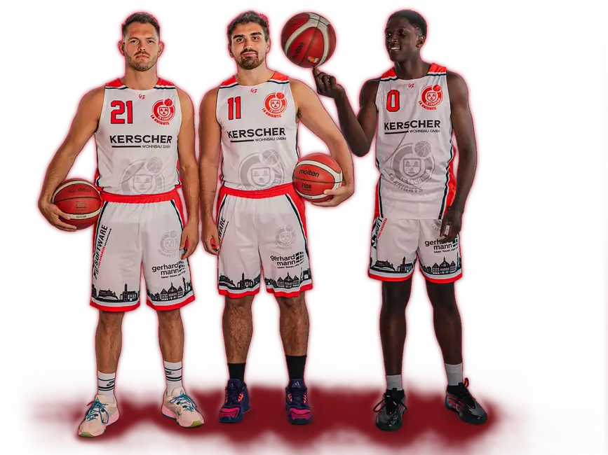 Eine Basketballmannschaft der Turngemeinde Landshut posiert in ihren Trikots mit Bällen.