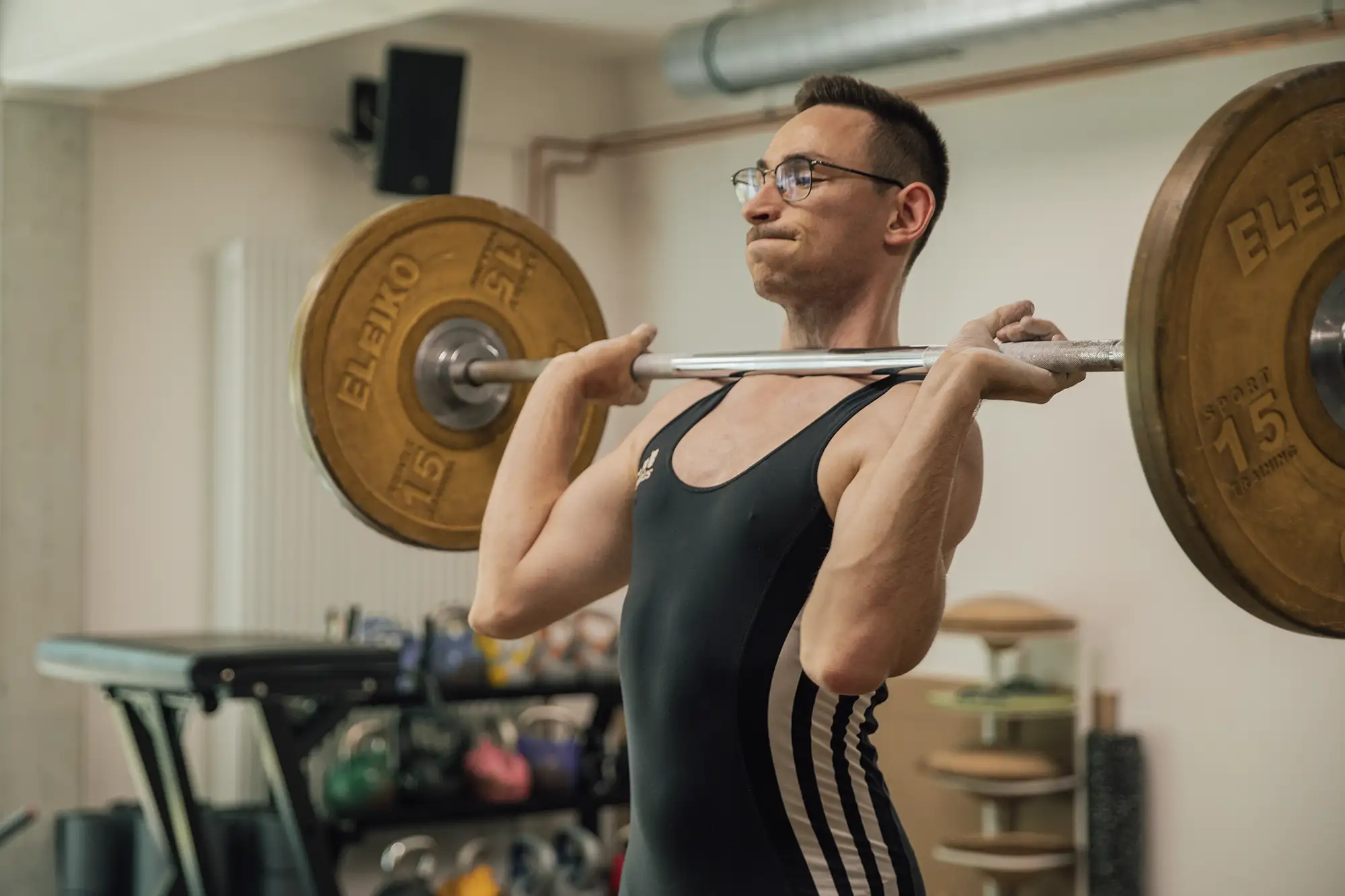 Ein Mann hebt im Fitnessstudio der Turngemeinde Landshut eine Langhantel für ein Krafttraining.